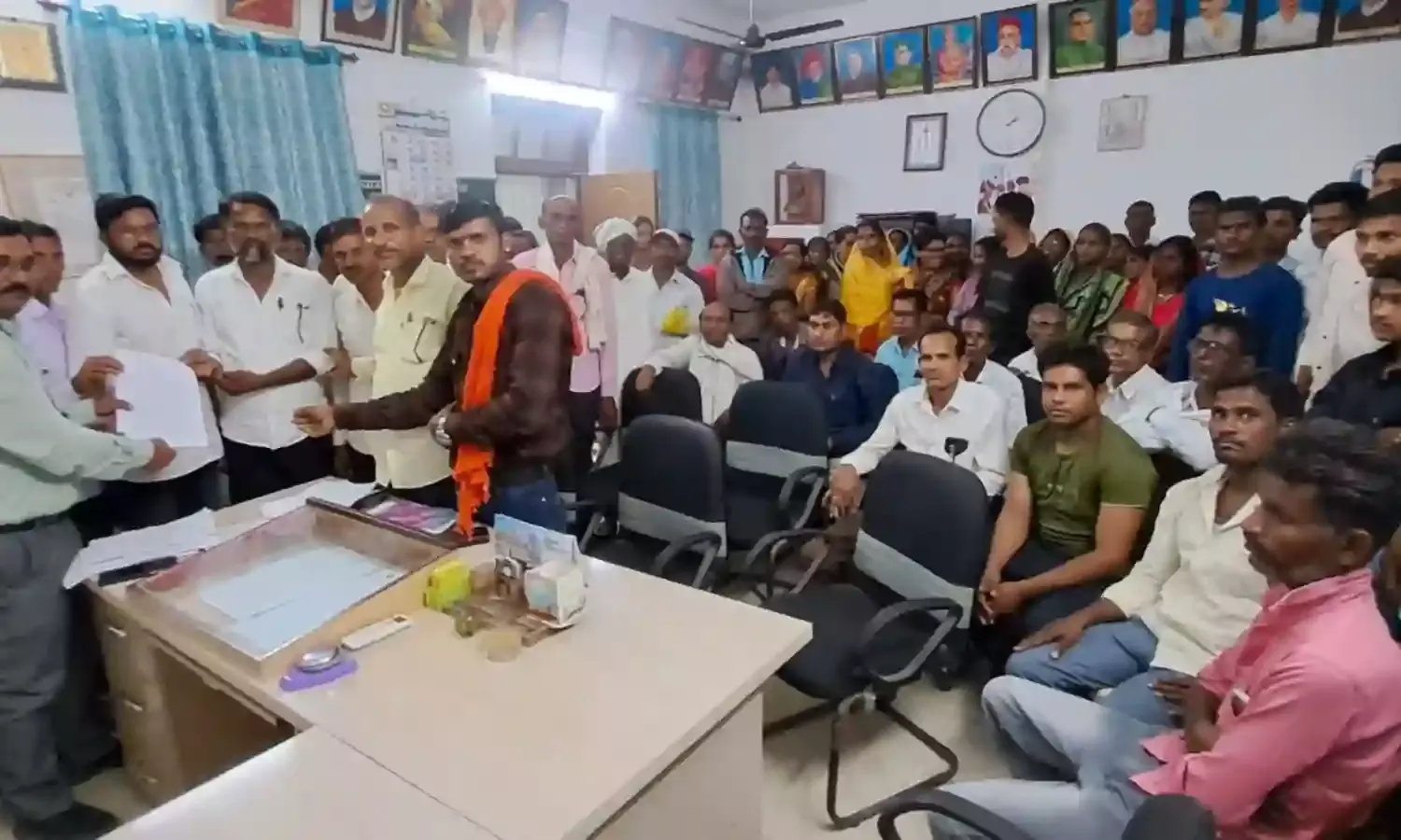 योजनाओं से दरकिनार करने पर पंस का किया घेराव