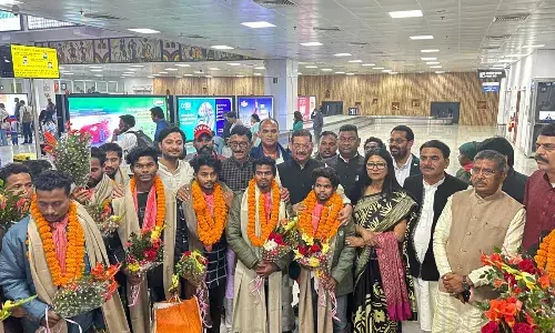 उत्तरकाशी टनल हादसे में रेस्क्यू किए गए झारखंड के 15 श्रमवीर फ्लाइट से लाए गए रांची, जोरदार स्वागत उत्तरकाशी टनल हादसे में रेस्क्यू किए गए झारखंड के 15 श्रमवीर फ्लाइट से लाए गए रांची, जोरदार स्वागत