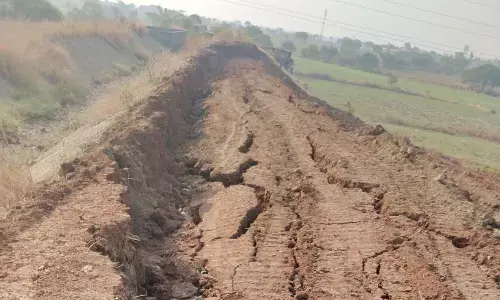 पानी छूटा नहीं, नहर दरक गई, केनाल की १२० मीटर से ज्यादा बैंक धंसी पानी छूटा नहीं, नहर दरक गई, केनाल की १२० मीटर से ज्यादा बैंक धंसी