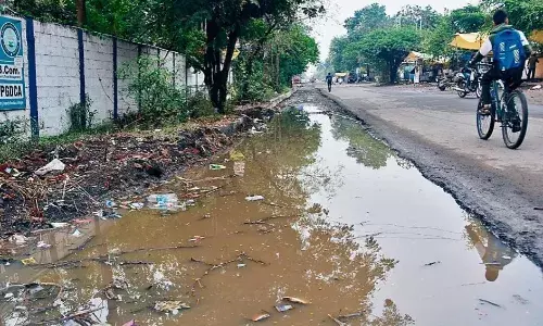 सड़क पर भरा बारिश का पानी, घर से बाहर निकलना मुश्किल