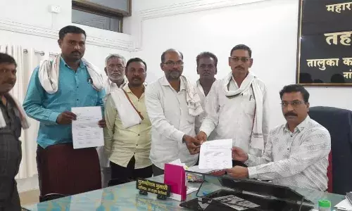 अधिकारियों और खुद को कार्यालय में नजरबंद करने की चेतावनी अधिकारियों और खुद को कार्यालय में नजरबंद करने की चेतावनी
