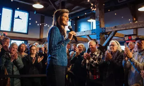 अमेरिका में भारतीय-अमेरिकी दोनों ओर सक्रिय, किसे मिलेगी बढ़त ?