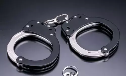 पत्नी को तीन तलाक बोलने वाला शख्स गिरफ्तार पत्नी को तीन तलाक बोलने वाला शख्स गिरफ्तार