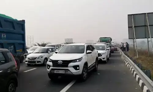 दिल्ली-मेरठ एक्सप्रेसवे पर दिखा रफ्तार का कहर, दो हादसों में बच्चे की मौत, कई घायल