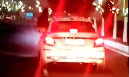 पापा की परी कार की खिड़की पर बैठकर घूमने चली, पुलिस ने थमाया 23,500 का चालान पापा की परी कार की खिड़की पर बैठकर घूमने चली, पुलिस ने थमाया 23,500 का चालान