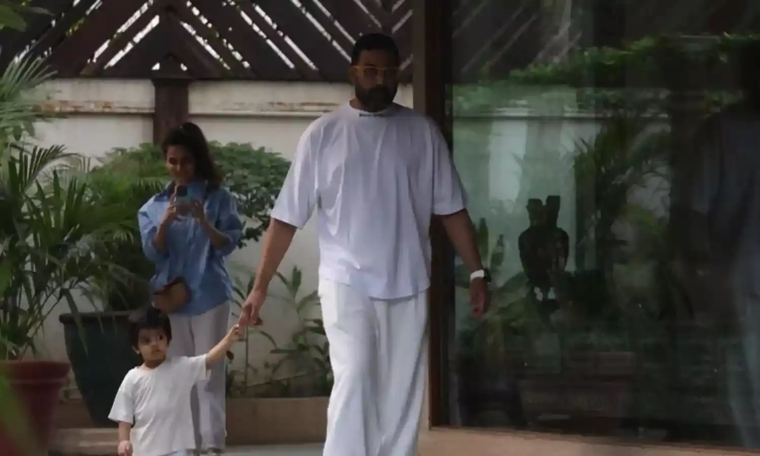 अमिताभ बच्चन ने दिखाई अपने नाती की झलक, शेयर किए दिल छू लेने वाले शब्द