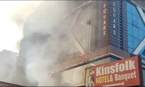 कमर्शियल प्लाजा में लगी भीषण आग, होटल और बैंक्वेट हॉल में चल रही थी पार्टी, फायर विभाग ने पाया काबू कमर्शियल प्लाजा में लगी भीषण आग, होटल और बैंक्वेट हॉल में चल रही थी पार्टी, फायर विभाग ने पाया काबू