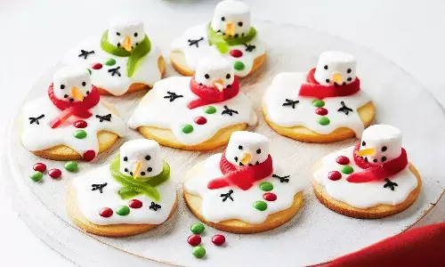 इस साल क्रिसमस को बनाएं खास, बच्चों के लिए इस आसान रेसिपी से बनाएं स्नोमैन बिस्कुट