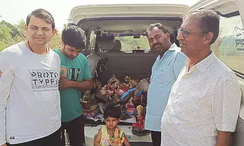 सड़क किनारे रखीं लक्ष्मीजी की मूर्तियां उठाकर किया विसर्जन सड़क किनारे रखीं लक्ष्मीजी की मूर्तियां उठाकर किया विसर्जन