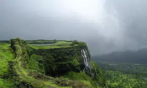 पुणे से लोनावला तक लोकल ट्रेन फिर से शुरु की जाए, सांसद बारणे ने लोकसभा में उठाया मुद्दा