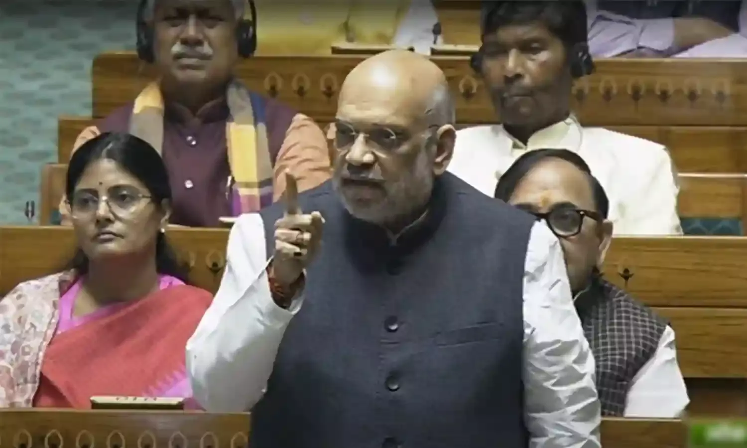 जम्मू कश्मीर पर चर्चा के दौरान टीएमसी सांसद की टिप्पणी पर भड़के अमित शाह