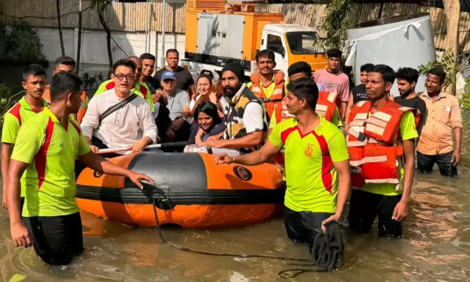 चक्रवात मिचौंग में 24 घंटे तक फंसे रहने के बाद आमिर खान को किया गया रेस्क्यू