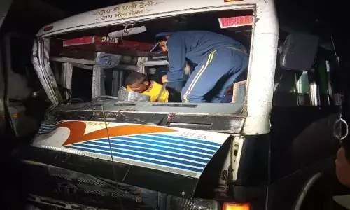 उत्तराखंड के व्यासी में बस और ट्रक की टक्कर, एसडीआरएफ ने ड्राइवर का किया रेस्क्यू उत्तराखंड के व्यासी में बस और ट्रक की टक्कर, एसडीआरएफ ने ड्राइवर का किया रेस्क्यू