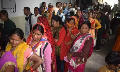 दो घंटे तक लाइन लगाने पर मिली दवाएं, काउंटर में स्टाफ की कमी दो घंटे तक लाइन लगाने पर मिली दवाएं, काउंटर में स्टाफ की कमी