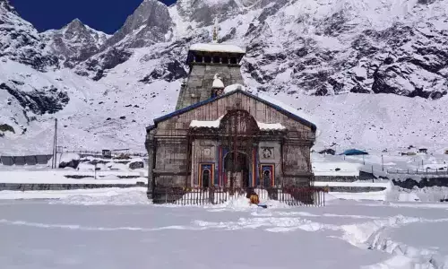 बद्रीनाथ-केदारनाथ में हो रही बर्फबारी, माइनस में पहुंचा तापमान बद्रीनाथ-केदारनाथ में हो रही बर्फबारी, माइनस में पहुंचा तापमान