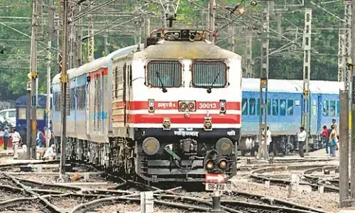 नागपुर से गुजरने वाली 33 ट्रेन रद्द, तूफान का असर नागपुर से गुजरने वाली 33 ट्रेन रद्द, तूफान का असर