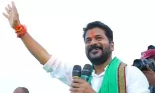 हैदराबाद में रेवंत रेड्डी के समर्थकों ने एक होटल के बाहर विरोध प्रदर्शन किया