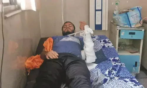 टीटीई ने चलती ट्रेन से युवक को धक्का दिया