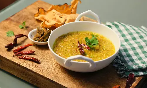 सिंपल खिचड़ी खाकर हो गए है बोर, तो घर में बनाएं रेस्टॉरेंट स्टाइल में ये टेस्टी खिचड़ी सिंपल खिचड़ी खाकर हो गए है बोर, तो घर में बनाएं रेस्टॉरेंट स्टाइल में ये टेस्टी खिचड़ी