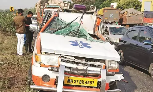 मरीज को ले जा रही एंबुलेंस को ट्रक ने मारी टक्कर, 5 घायल