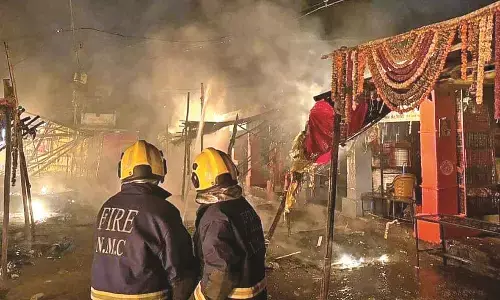 फूल बाजार में आग, लाखों का नुकसान - अग्निशमन विभाग ने नहीं उठाया फोन फूल बाजार में आग, लाखों का नुकसान - अग्निशमन विभाग ने नहीं उठाया फोन