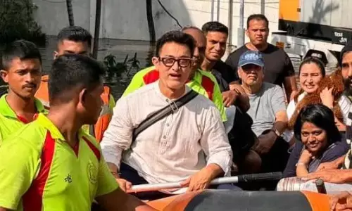 मिचौंग तूफान में फंसे आमिर खान, बचाव कर्मियों ने नाव से सुरक्षित निकाला मिचौंग तूफान में फंसे आमिर खान, बचाव कर्मियों ने नाव से सुरक्षित निकाला