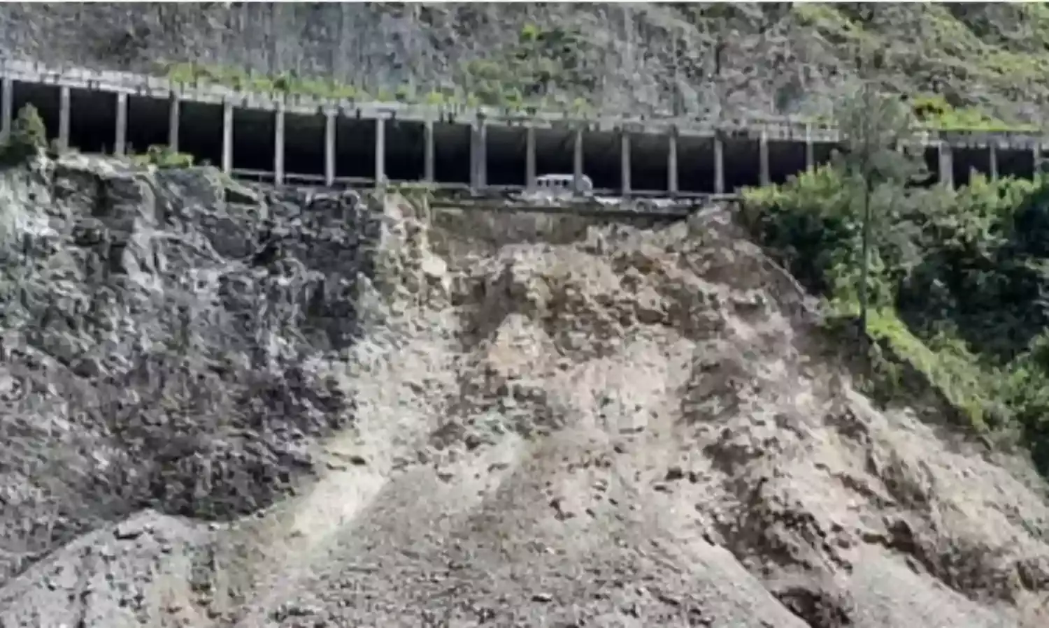 गंगोत्री हाइवे पर बनी ओपन टनल के पीछे हो रहा लगातार भूस्खलन
