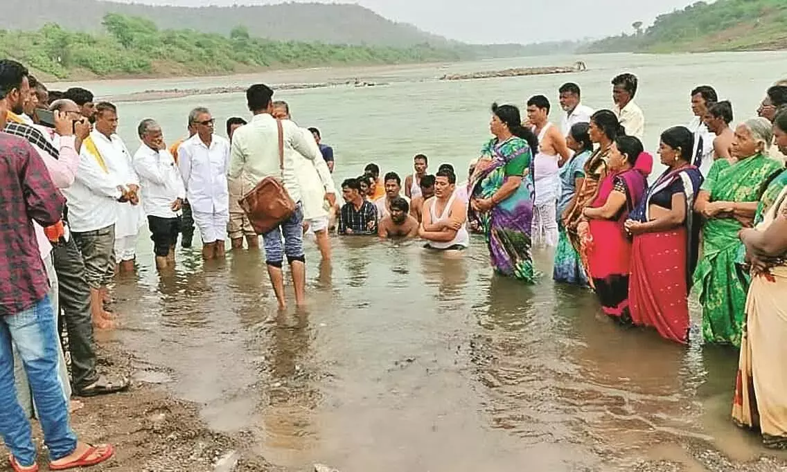 बांध विरोधी संघर्ष समिति ने किया जलसमाधि आंदोलन, सैकड़ों महिलाएं थीं शामिल