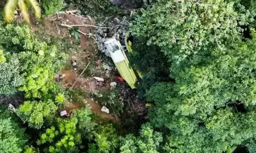 फिलीपींस में पहाड़ी से गिरी बस, 25 लोगों की मौत फिलीपींस में पहाड़ी से गिरी बस, 25 लोगों की मौत