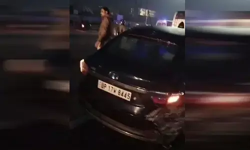 कोहरे के चलते गाजियाबाद में नेशनल हाईवे के यूटर्न पर 3 कार आपस में भिड़ी कोहरे के चलते गाजियाबाद में नेशनल हाईवे के यूटर्न पर 3 कार आपस में भिड़ी