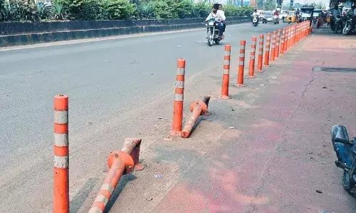 टूट रहे प्लास्टिक के डिवाइडर, हादसों का खतरा, अब कोई देखने वाला नहीं
