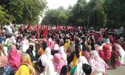 आंगनवाड़ी कर्मचारियों की हड़ताल उपायुक्त कार्यालय के सामने धरना