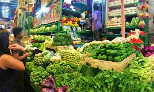 कोलकाता में आसमान छूती सब्जियों की कीमतों से फिलहाल राहत नहीं कोलकाता में आसमान छूती सब्जियों की कीमतों से फिलहाल राहत नहीं