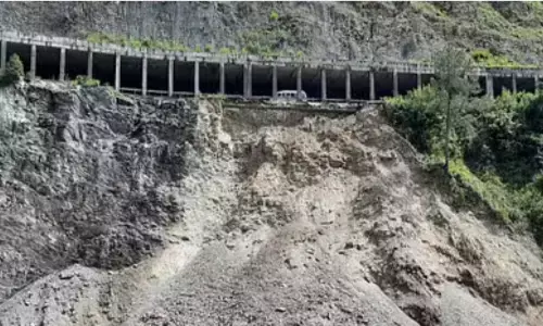 गंगोत्री हाइवे पर बनी ओपन टनल के पीछे हो रहा लगातार भूस्खलन गंगोत्री हाइवे पर बनी ओपन टनल के पीछे हो रहा लगातार भूस्खलन