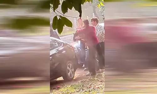 ग्रेटर नोएडा में छात्र गुटों के बीच मारपीट का वीडियो आया सामने, पुलिस ने 5 को हिरासत में लिया ग्रेटर नोएडा में छात्र गुटों के बीच मारपीट का वीडियो आया सामने, पुलिस ने 5 को हिरासत में लिया