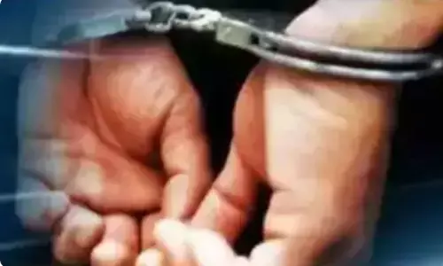 15 लाख रुपये की नशीली दवाएं रखने के आरोप में ब्रिटिश नागरिक गिरफ्तार 15 लाख रुपये की नशीली दवाएं रखने के आरोप में ब्रिटिश नागरिक गिरफ्तार