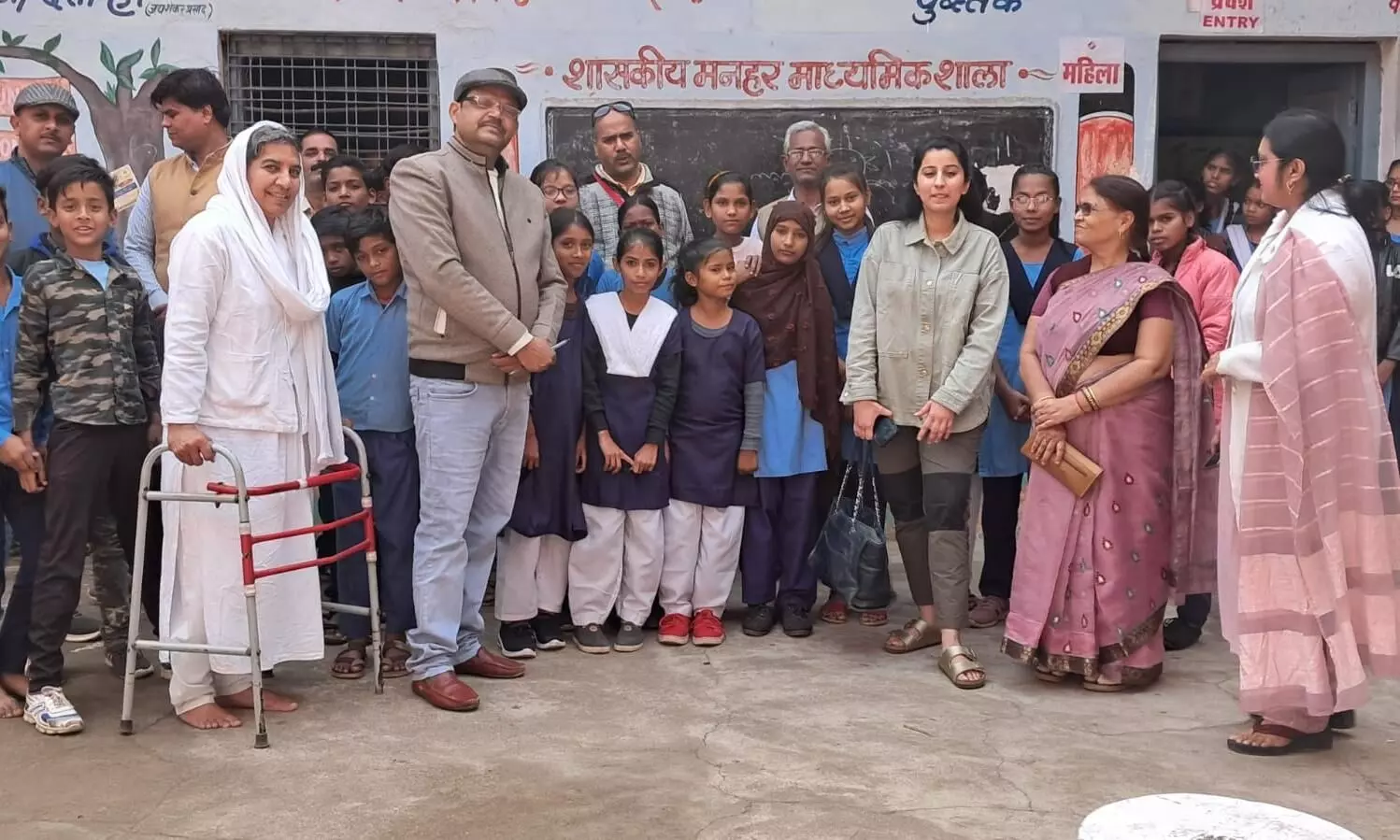 सामाजिक कार्यकर्ता जेसिका ने परखा बच्चों के शिक्षा का स्तर सामाजिक कार्यकर्ता जेसिका ने परखा बच्चों के शिक्षा का स्तर