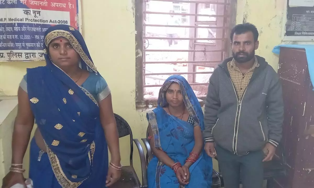 मोटर साइकिल से गांव में पहुंचकर दिन दहाडे घर में घुसे चोर मोटर साइकिल से गांव में पहुंचकर दिन दहाडे घर में घुसे चोर