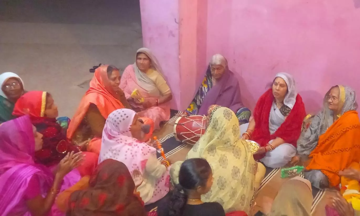 महिलाओं द्वारा किया जा रहा संकीर्तन महिलाओं द्वारा किया जा रहा संकीर्तन