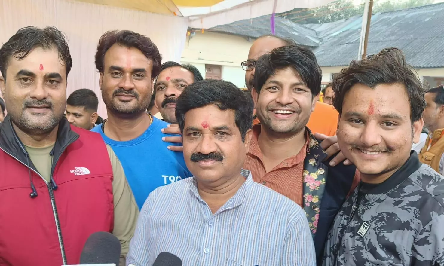 गुनौर विधानसभा में राजेश वर्मा की जीत पर कार्यकर्ताओं ने मनाई खुशियां गुनौर विधानसभा में राजेश वर्मा की जीत पर कार्यकर्ताओं ने मनाई खुशियां