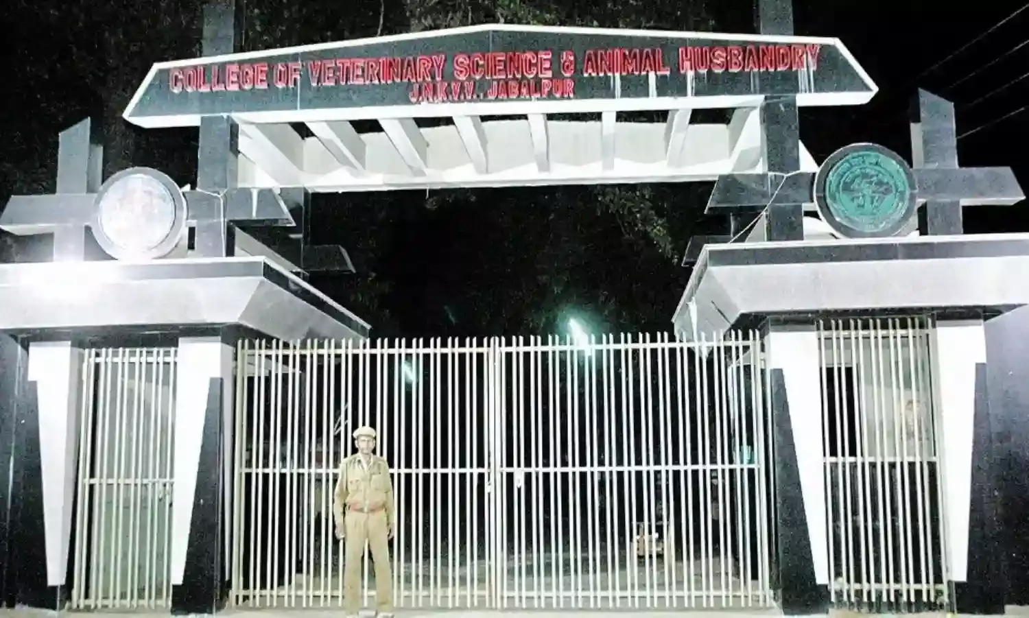 खाली सीटों पर प्रवेश पाने के लिए पूरे प्रदेश से लगभग 5 सौ छात्र पहुँचे