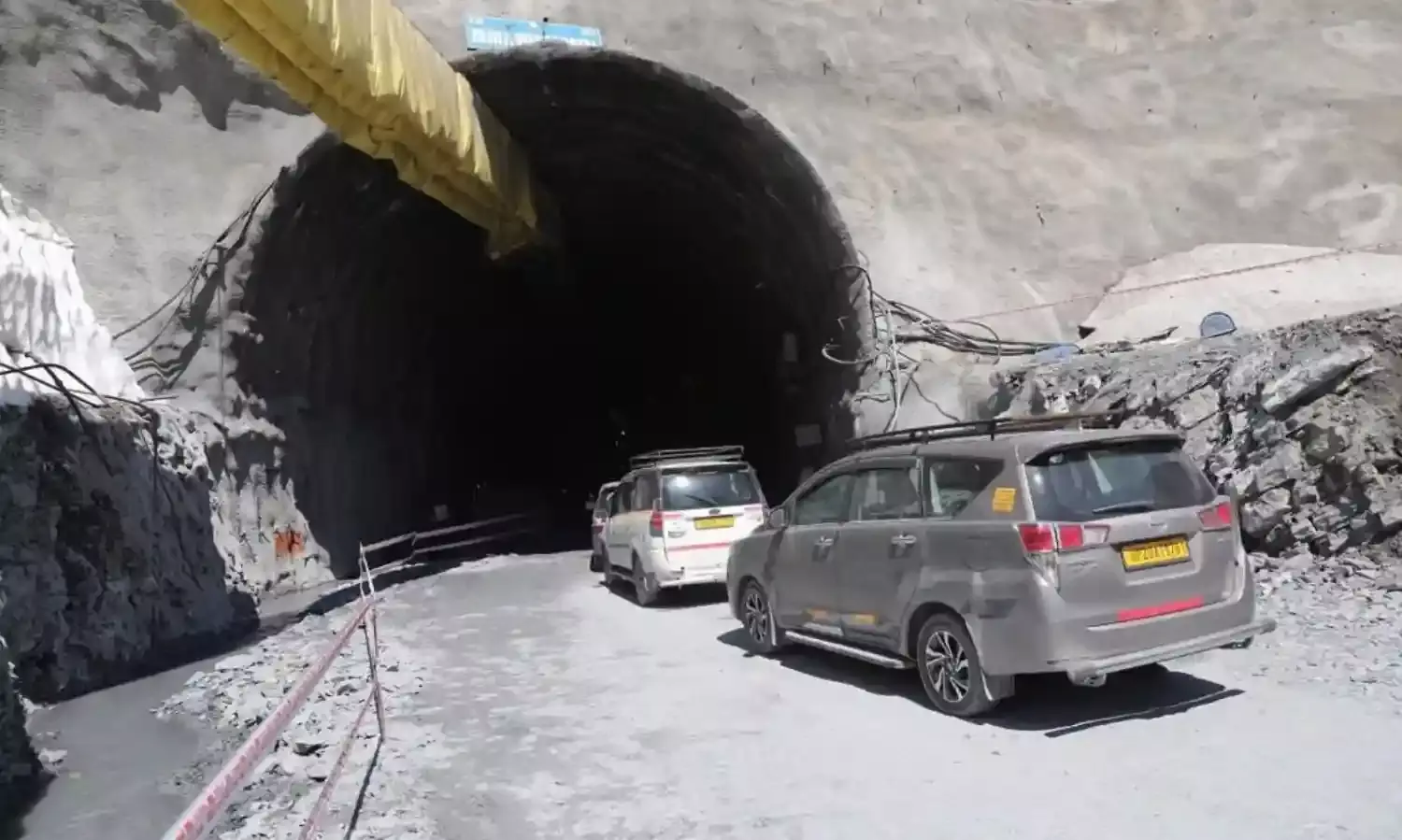 जोजिला दर्रे पर वाहन खाई में गिरने से 5 की मौत