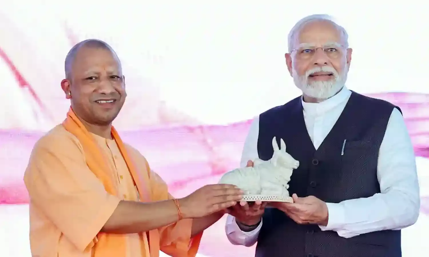योगी आदित्यनाथ पहुंचे पीएम आवास, राम मंदिर निर्माण और जारी परियोजनाओं की पीएम मोदी को देंगे जानकारी