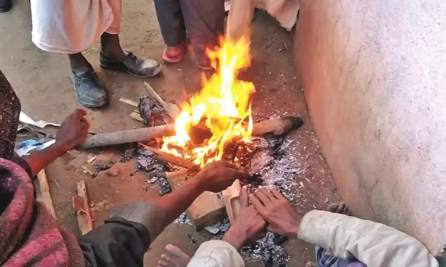 दिन-भर बरसतीं रहीं फुहारें, जगह-जगह जलते रहे अलाव