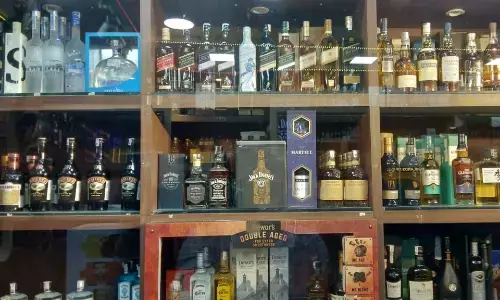 जातीय अशांति के बीच कई संगठन शराब को वैध बनाने के सरकार के फैसले का कर रहे विरोध