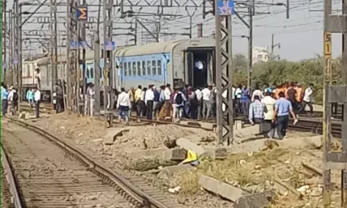 बिहार के बिहटा रेलवे स्टेशन पर ट्रेन की चपेट में आया प्रदर्शनकारी चमत्कारिक ढंग से बच गया बिहार के बिहटा रेलवे स्टेशन पर ट्रेन की चपेट में आया प्रदर्शनकारी चमत्कारिक ढंग से बच गया