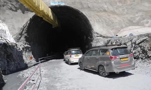 जोजिला दर्रे पर वाहन खाई में गिरने से 5 की मौत