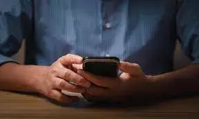 रोजाना 4 घंटे से ज्यादा स्मार्टफोन का इस्तेमाल मानसिक स्वास्थ्य पर डाल सकता है असर