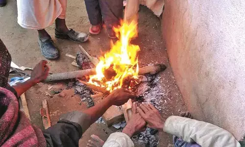 दिन-भर बरसतीं रहीं फुहारें, जगह-जगह जलते रहे अलाव दिन-भर बरसतीं रहीं फुहारें, जगह-जगह जलते रहे अलाव