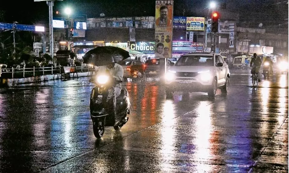 दिन भर चली रिमझिम फुहार, दिन और रात के तापमान में तीन डिग्री का फर्क दिन भर चली रिमझिम फुहार, दिन और रात के तापमान में तीन डिग्री का फर्क